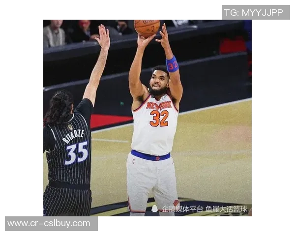 身材高挑的里斯身穿尼克斯配色大衣观战NBA绯闻男友小卡特为魔术出战