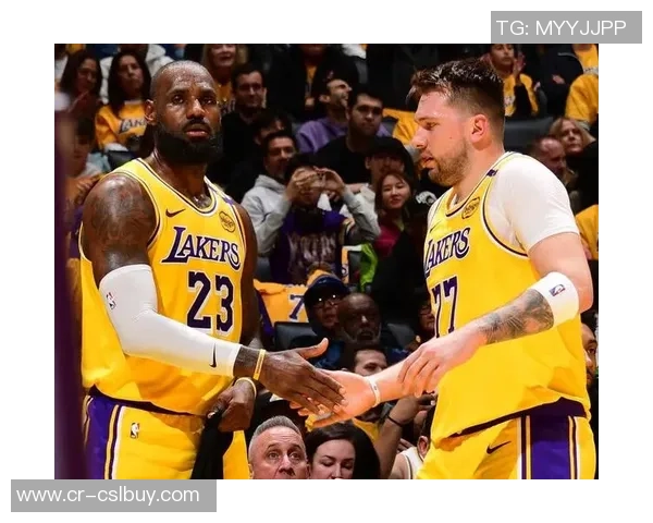 双核联手逆转胜利湖人发布詹姆斯东契奇赢球海报庆祝